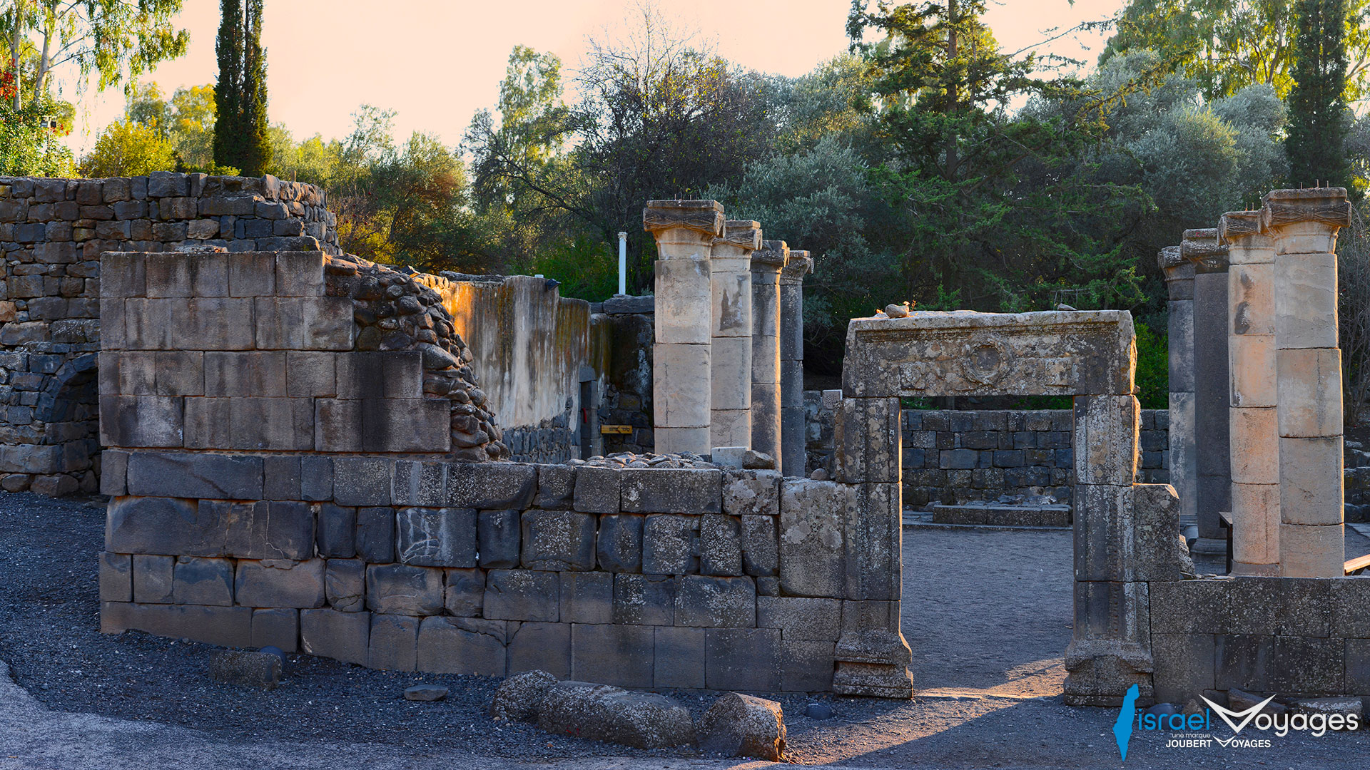 Ruines d'une ancienne synagogue à Katzrin sur les hauteurs du Golan